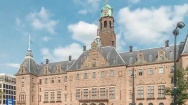 Rotterdam Belediyesi Stadhuis van Rotterdam 'ın Coolsingel' deki hiperlapesi. Şehir merkezindeki az sayıdaki tarihi binadan biri. Trafik ve sokaktaki insanlar, bulutlu mavi gökyüzü. Hollanda