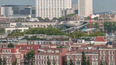 Rotterdam, Hollanda 'daki Katendrecht Yarımadası ve Maashaven Limanı' nın panoramik zaman çizelgesi. Şehir sabahları ufuk çizgisi, modern kuleler, inşaat alanı ve geleneksel sahil evleri