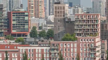 Rotterdam şehir merkezi, Hollanda 'daki modern binaların uçuş zamanı. Finans bölgesindeki kuleler ve gökdelenler sabah sıcacık ışıklarıyla canlı bir ufuk çizgisi oluşturuyor. Rıhtımdaki gemiler
