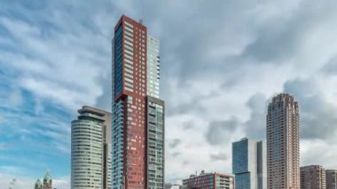 Hollanda, Rotterdam 'da bulunan ve yerel olarak Hoerenloper olarak bilinen Rijnhaven Köprüsü' nden Hiperlapse. Arka planda modern gökdelenleri ve bulutlu gökyüzü olan bir yaya ve bisiklet köprüsü