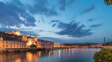 Aziz John 'un Vaftizci Katedrali ve Lyon' daki Notre-Dame de Fourviere Bazilikası 'nın zaman çizelgesi, günden geceye değişiyor. Yansıtılmış rıhtım ve nehirde yansıyan binalar. Fransa