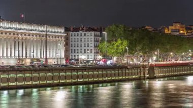 Gece Lyon Temyiz Mahkemesi 'nin zaman çizelgesi, Lyons 5. Bölge' deki Place Duquaire 'de bir neo-klasik mahkeme. Saone rıhtımının ve kırmızı asma köprünün manzarası. Fransa.