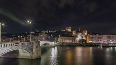 Panorama, Saone Nehri üzerindeki kırmızı asma köprü, Baptist Katedrali Aziz John ve Notre-Dame ile Lyons şehrinin gece zaman çizelgesini gösteriyor. Akşamları deniz kıyısında aydınlık