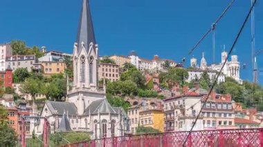 Aziz George Kilisesi, Quais de Saone ve Fourviere Bazilikası 'nın Fransa' nın Vieux Lyon kentindeki bir yaya köprüsünden hızlandırılmış zamanaşımı, tarihi mimari, yansımalar ve manzaralı nehir manzarası sergileniyor.