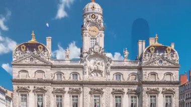 Hotel de Ville de Lyon 'dan Hyperlapse, Fransa' nın tarihi Lyon belediye binası. Kare zaman diliminde insanlar fıskiyenin yanında geziniyor. Mavi gökyüzünün altında bir barok ve klasik mimari mucize.