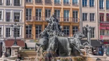 Belediye Binası yakınlarındaki Place des Terreaux 'da bulunan Lyon' un sembolü Bartholdi Çeşmesi 'nin hiperlapası. Akan suyla çevrili binicilik heykeli, tarihi mimari zaman çizelgesiyle çevrili. Fransa