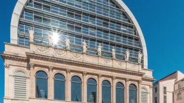 Modern cam kubbe ile birleştirilmiş neoklasik mimari içeren Lyons opera binasının hiperlapesi. Heykelleri ve cam yüzeyleri olan tarihi ve tarihi bir yer. Güneşin zaman çizgisini yansıtıyor.