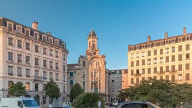 Antonin Jutard Meydanı 'nın ve Fransa' nın Lyon kentindeki Guillotiere Köprüsü 'nün yakınındaki rıhtım cephesindeki Mutaliyet Sarayı' nın hiperlapesi. Mavi gökyüzü altında, Victor Augagneur Meydanı 'nda trafik akıyor.