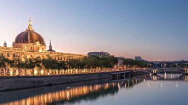 Fransa 'nın Lyon şehrinde Grand Hotel-Dieu Günü' nden gece saatlerine kadar süren hiperhızlandırma. Bu tarihi bina artık lüks bir alışveriş merkezi. Işıklandırılmış kubbeler ve avlular Rhone Nehri 'ne yansıyor.
