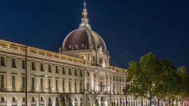 Lyon, Fransa 'da Grand Hotel-Dieu gece hızlandırması. Bu tarihi bina artık lüks bir alışveriş merkezi. Işıklandırılmış kubbeler ve avlular Rhone Nehri 'ne yansıyor.