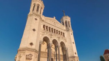 Fransa 'nın Lyon kentinde günbatımında Notre Dame de Fourviere Bazilikası' nın hiperlapse ön görüntüsü. Bu ikonik küçük bazilika sıcak ışıkla aydınlatılıyor. Tepenin tepesindeki zaman diliminden şehre bakıyor.