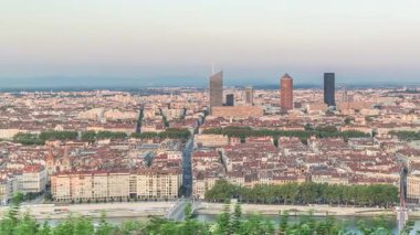 Gün batımında Fourviere Hill 'den Lyon' un panoramik hava görüntüsü. Ufuk çizgisinde Pont Marechal Juin, Rhone Nehri ve sıcak akşam ışığında aydınlanan ikonik şehir simgeleri yer alıyor.