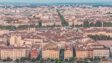 Gün batımında Fourviere Hill 'den Lyon' un panoramik hava görüntüsü. Ufuk çizgisinde Bellecour, Rhone Nehri ve sıcak akşam ışığında aydınlanan ikonik şehir simgeleri yer alıyor.