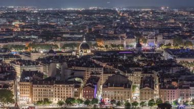 Geceleri Fourviere Hill 'den katedrallerle Lyon' un panoramik hava manzarası. Ufuk çizgisinde Rhone Nehri ve ikonik kent simgeleri yer alıyor. Evler çatılar ve caddelerde trafik