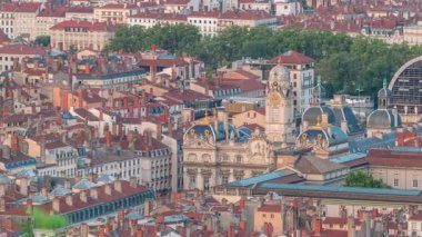 Hotel de Ville de Lyon 'un uçuş zamanı, Fransa' nın tarihi Lyon belediye binası. Kırmızı çatıları olan tarihi bir merkez. Mavi gökyüzünün altında bir barok ve klasik mimari mucize.