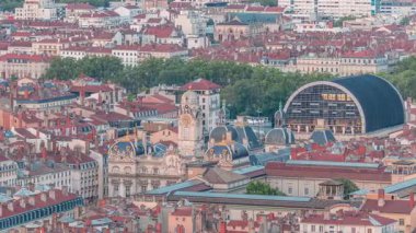 Hotel de Ville de Lyon 'un havadan zamana geçiş zamanı, Fransa' nın tarihi Lyon belediye binası. Kırmızı çatıları olan tarihi bir merkez. Bir barok ve klasik mimari harikası.