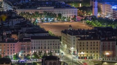 Avrupa 'nın en büyük yaya meydanı olan Lyon France' daki Fourviere Hill 'den Bellecour Meydanı' nın hava zaman çizelgesi. Kral 14. Louis 'in binicilik heykeli tarihi binalarla çevrili.