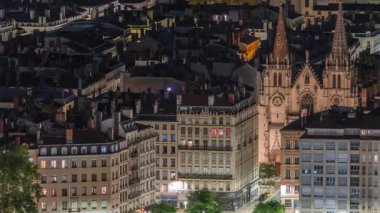 Fransa 'nın Lyon şehrinde, Presquile bölgesinde Saint-Nizier Kilisesi' nin uçuş zamanı. Kutsal Havariler Kilisesi olarak bilinen süslü detayları olan tarihi bir Gotik kilisesi.