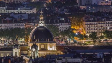 Lyon, Fransa 'da Grand Hotel-Dieu hava gece hipervanesi. Bu tarihi bina artık lüks bir alışveriş merkezi, aydınlatılmış kubbeler ve avlulara sahip. Kavşaktaki trafik.