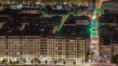 Geceleri Fourviere Hill 'den Lyon' un panoramik hava manzarası. Ufuk çizgisinde Rhone Nehri ve ikonik kent simgeleri yer alıyor. Evler çatılar ve caddelerde ve kavşaklarda trafik