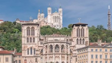 Aziz John Vaftizci Katedrali 'nin hiperlapesi ve Lyon' daki Notre-Dame de Fourviere Bazilikası. Rıhtım ve binalar zaman çizgisine yansıdı. Bulutlu mavi gökyüzü. Fransa