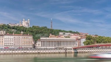 Lyon Temyiz Mahkemesi 'nin zaman atlaması, Lyons 5. Bölge' deki Place Duquaire 'de bir neo-klasik mahkeme. Saone rıhtımının ve kırmızı asma köprünün manzarası. Fransa.