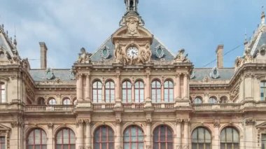 Fransa, Lyon 'daki Les Cordeliers semtindeki Palais de la Bourse Palais du Commerce' in ön görüntüsü. 19. yüzyıldan kalma tarihi bir bina. Trafiği cadde saatlerinde geçiyor.