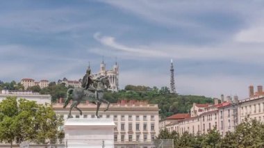 Fransa 'nın Lyon kentindeki Bellecour Meydanı' nda Avrupa 'nın en büyük yaya meydanı. Kral 14. Louis 'in binicilik heykeli canlı bir zaman dilimi altında tarihi binalarla çevrili.