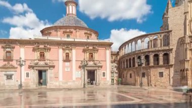 Valencias Plaza de la Virgen 'in panoramik zaman atlaması, Katedral, Basilica de la Virgen de los Desamparados ve Turia Fountain' in mavi gökyüzü altında sergilenmesi