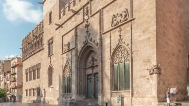Lonja de la Seda İpek Borsası, Valencias Pazar Meydanı 'nda, şehrin Altın Çağı' nı sembolize ediyor. Spains 'te bulutlu bir gökyüzü altındaki görkemli Gotik mimari