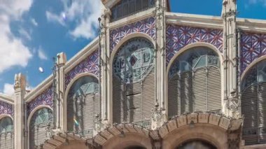Valencia Merkez Pazarı zaman aşımına uğradı. Çarpıcı mimarisi, boyalı camları, kubbesi ve fayans detayları olan tarihi bir kamu pazarı. Market Meydanı 'nda, Santos Juanes Kilisesi yakınlarında. İspanya