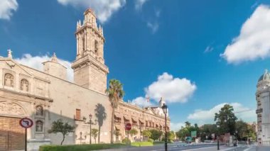 Valencia, İspanya 'daki Santo Domingo Manastırı' nda Tetuan zaman atlaması. Eski Askeri Komuta Merkezi 'ne ev sahipliği yapan tarihi bina. Bulutlu gökyüzü ve sokak trafiği.