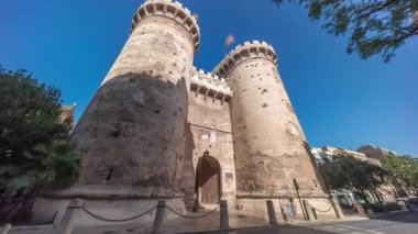 Valencia, İspanya 'da Quart zaman atlaması kuleleri. Tarihi ortaçağ geçidi, antik şehir duvarlarının bir parçası. Zengin bir kültürel mirası olan popüler bir yer. Mavi gökyüzü ve sokak trafiği.