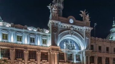 Valensiya 'daki tarihi posta ofisi Palau de les Comunicacions Belediye Binası Plaza del Ayuntamiento' da gece vakti aşırı hız. İspanya şehir merkezinde sokak ve cephe trafiği.