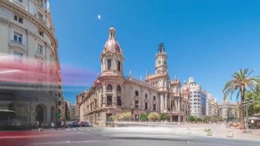 Panorama, Valencia Belediyesi Ajuntament de Valencia 'nın Plaza de Ayuntamiento' daki zamanını gösteriyor. Mavi gökyüzünün altında saat kulesi olan tarihi bir bina. İspanya 'nın ana meydanında gezinen insanlar