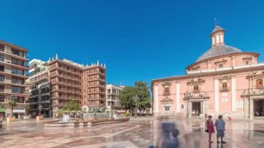 Valencias Plaza de la Virgen 'in zaman çizelgesini gösteren panorama, Katedral, Basilica de la Virgen de los Desamparados ve Turia Fountain' in mavi gökyüzü altında sergileniyor.