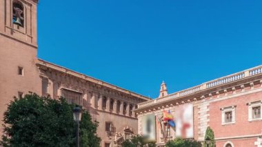Panorama, tarihi Museo del Patriarca müzesi, heykeller ve Patrik Kilisesi 'nin yer aldığı, Valencia' daki Patriklik Koleji Meydanı 'nı gösteriyor. Açık mavi gökyüzü, İspanya.