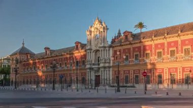 San Telmo Sarayı Seville, İspanya 'da zaman atlaması. Eskiden navigatörler için üniversite, şimdi ise Endülüs Hükümeti 'nin merkezi. Gün batımında süslemeli Barok mimarisi