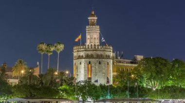Torre del Oro zaman atlaması, Sevilla, İspanya 'da bir askeri gözetleme kulesi. Guadalquivir Nehri erişimini kontrol etmek için Almohads tarafından inşa edildi. Geceleyin yansımaları olan tarihi bir yer..