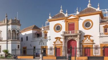 Plaza de Toros de la Real Maestranza de Caballeria de Sevilla zaman atlaması. Trafik ön cephenin önünden geçiyor. İspanya 'nın Sevilla şehrinde boğa güreşi festivalleriyle tanınan tarihi boğa güreşi..