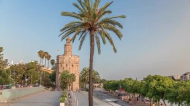 Torre del Oro zaman atlaması, Sevilla, İspanya 'da bir askeri gözetleme kulesi. Guadalquivir Nehri erişimini kontrol etmek için Almohads tarafından inşa edildi. Günbatımından önce tarihi dönüm noktası
