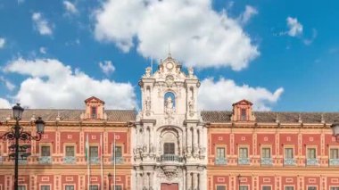 San Telmo Sarayı Seville, İspanya 'da zaman atlaması. Eskiden navigatörler için üniversite, şimdi ise Endülüs Hükümeti 'nin merkezi. Süslü görünüşlü ve zengin tarihli Barok mimarisi