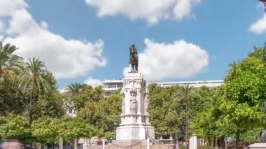 Seville 'deki Plaza Nueva' da, yeşil ağaçlar ve tarihi binalarla çevrili Kral San Fernando 'nun binicilik heykeli yer alıyor. Mavi gökyüzünün altında manzaralı bir şehir alanı