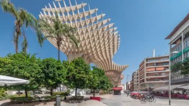 Encarnacion Meydanı 'ndaki Metropol Şemsiyesi hiperlapası, panoramik yürüyüş yolu ve arkeoloji müzesi olan fütürist bir ahşap yapı. Mavi gökyüzü, ağaçlar ve şehir manzarası Sevilla, İspanya.