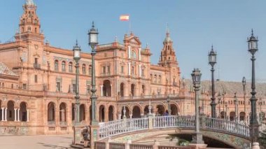 Seville Timelapse hiperlapse 'deki Plaza de Espana, Ibero-American Exposition için inşa edilen Maria Luisa Park' taki büyük bir mimari kompleks. Mavi gökyüzünün altında köprüler, kanallar ve klasik sokak lambaları.