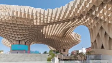 Encarnacion Meydanı 'ndaki Metropol Şemsiyesi zaman atlaması, panoramik yürüyüş yolu ve bir arkeoloji müzesi olan fütürist ahşap yapı. Mavi gökyüzü, merdivenler, trafik ve şehir manzarası Sevilla, İspanya