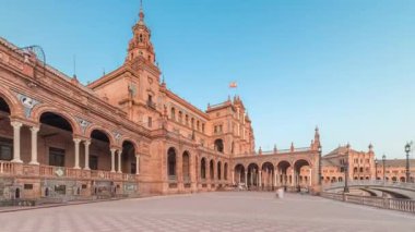 Seville Timelapse hiperlapse 'deki Plaza de Espana, Ibero-American Exposition için inşa edilen Maria Luisa Park' taki büyük bir mimari kompleks. Günbatımında köprüler ve klasik sokak lambaları