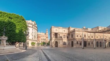 Panorama, Sevilla, San Francisco Plaza 'daki belediye binasının sabah saatlerini gösteriyor. Mavi gökyüzü altında geleneksel Endülüs binalarıyla çevrili Kasa Düşünceli, Plateresk mimari