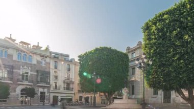 Panorama Avda 'yı gösteriyor. De la Constitucion, Seville, İspanya 'nın Casco Antiguo bölgesindeki ana cadde. Edificio de la Adriatica ile zaman atlaması, tarihi binalar ve geçen tramvaylar