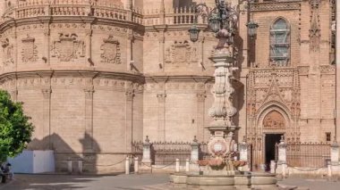 Plaza de Virgen de los Reyes şehir meydanındaki Seville Katedrali girişi ve Fuente Farola çeşmesi. Şehir merkezinde tarihi mimarisi olan bir yer. Sevilla, Endülüs, İspanya.